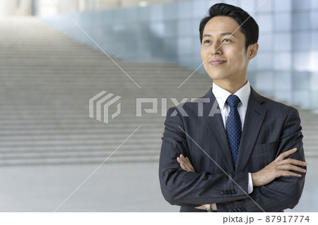 笑顔の30代のビジネスマン　ポートレート 87917774