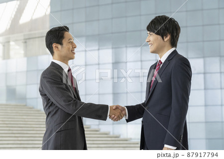 ビジネスシーン　握手をする2人のビジネスマン 87917794