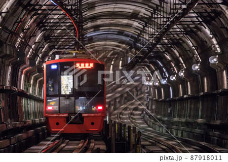 地下鉄線内を走行する303系電車（JR九州） 87918011