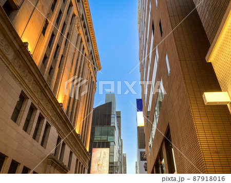 夕方の銀座裏通りのレトロなビルのある風景 87918016