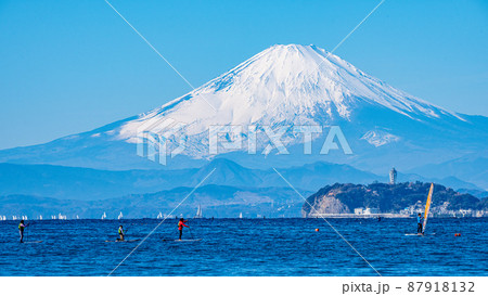 湘南で富士山と江の島を背景にウインドサーフィ満喫満喫 87918132