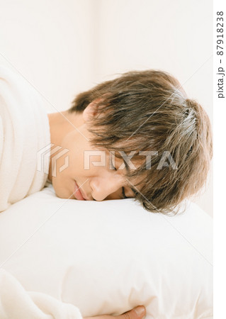 寝起きの若い男性 87918238