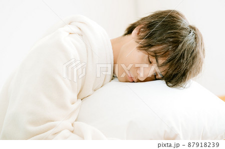 寝起きの若い男性 寝起きの若い男性 87918239