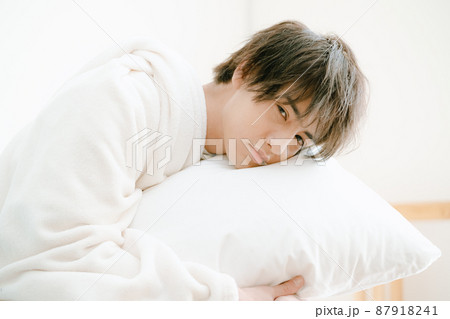 寝起きの若い男性 寝起きの若い男性 87918241