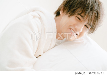 寝起きの若い男性 寝起きの若い男性 87918242