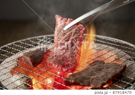 赤身の肉を炭火の七輪で焼く 87918470