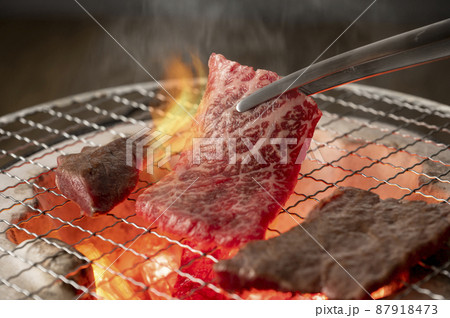 赤身の肉を炭火の七輪で焼く 赤身の肉を炭火の七輪で焼く 87918473