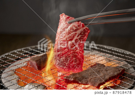 赤身の肉を炭火の七輪で焼く 赤身の肉を炭火の七輪で焼く 87918478