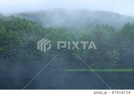 長野　奥蓼科　御射鹿池 87918726