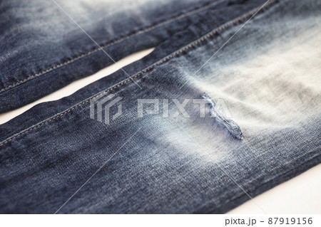 穴の空いたジーンズ【白背景】 穴の空いたジーンズ【白背景】 87919156