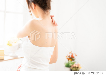 セルフマッサージをする女性　ビューティーイメージ 87919497