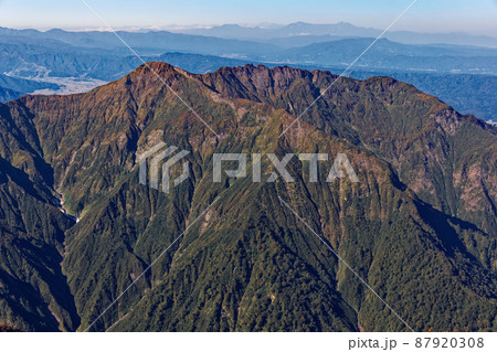 越後駒ヶ岳から見る秋色の八海山と妙高・火打連峰遠望 越後駒ヶ岳から見る秋色の八海山と妙高・火打連峰遠望 87920308
