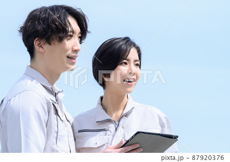求人に使いやすい作業着姿で空を見上げる男女 求人に使いやすい作業着姿で空を見上げる男女 87920376