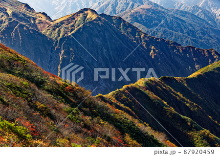 越後駒ヶ岳から見る紅葉の山並み 87920459