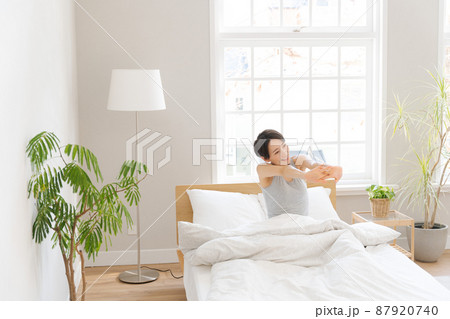 朝の目覚め 女性 30代 朝の目覚め 女性 30代 87920740