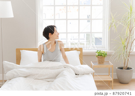 朝の目覚め 女性 30代 朝の目覚め 女性 30代 87920741