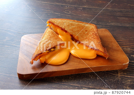 グリルドチーズサンド チーズホットサンド 87920744