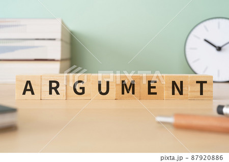 議論のイメージ｜「ARGUMENT」と書かれた積み木が置いてあるデスク 87920886