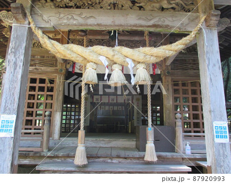 熊本県阿蘇市一の宮町手野に鎮座する国造神社本殿のしめ縄 熊本県阿蘇市一の宮町手野に鎮座する国造神社本殿のしめ縄 87920993