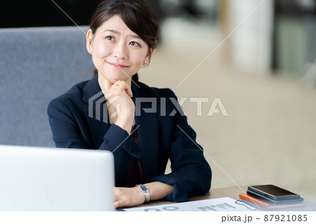 オフィスとビジネスパーソン 87921085