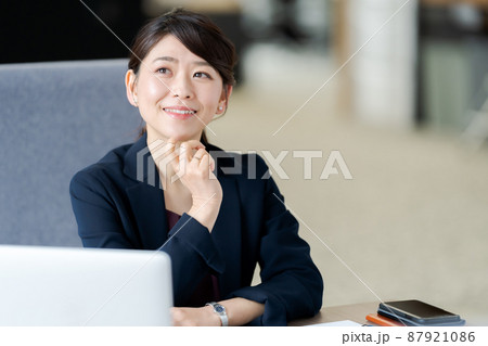 オフィスとビジネスパーソン 87921086