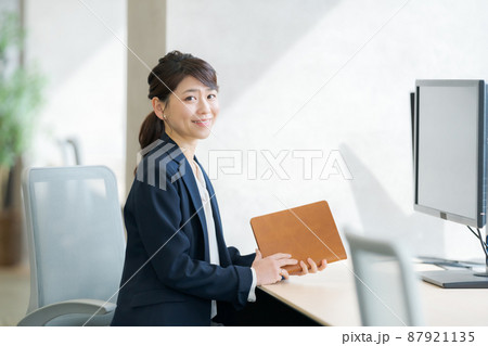 30代女性とオフィスとビジネス 30代女性とオフィスとビジネス 87921135
