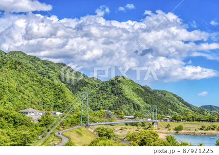 春の宮ヶ瀬ダム湖　吊り橋と青空　神奈川県 87921225