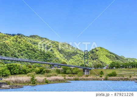 春の宮ヶ瀬ダム湖　吊り橋と青空　神奈川県 87921226