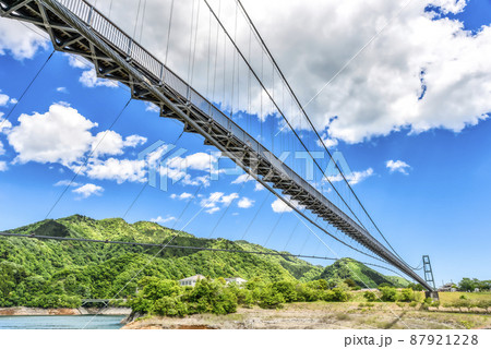 春の宮ヶ瀬ダム湖　吊り橋と青空　神奈川県 87921228