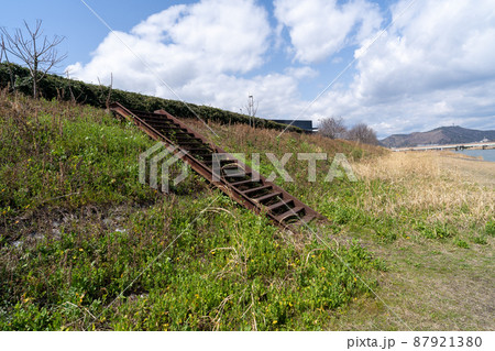 河川敷で散歩 87921380