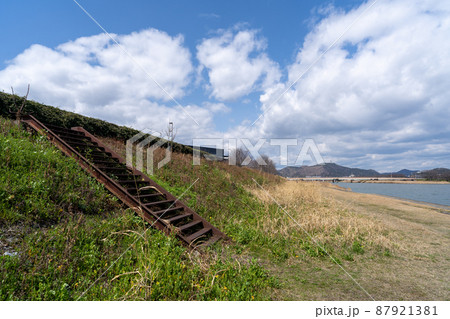 河川敷で散歩 河川敷で散歩 87921381