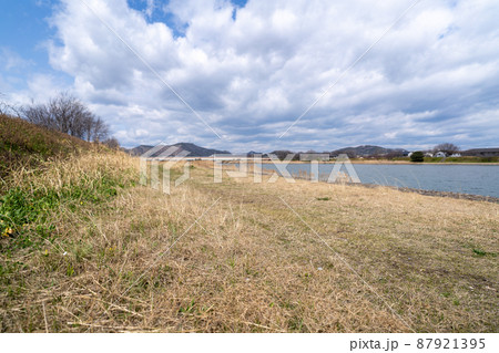 河川敷で散歩 87921395