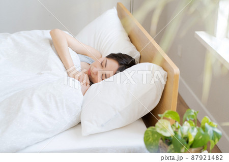 寝ている女性 30代 寝ている女性 30代 87921482