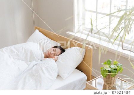 寝ている女性 30代 寝ている女性 30代 87921484