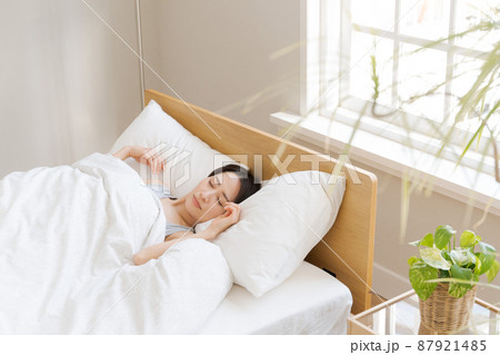 寝ている女性　30代 87921485