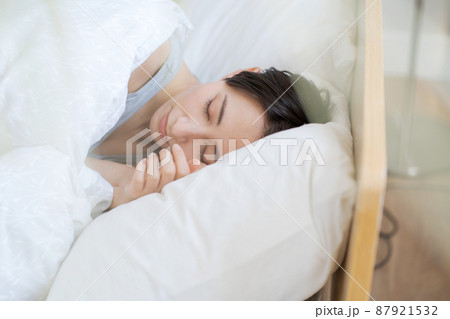 寝ている女性　30代 87921532