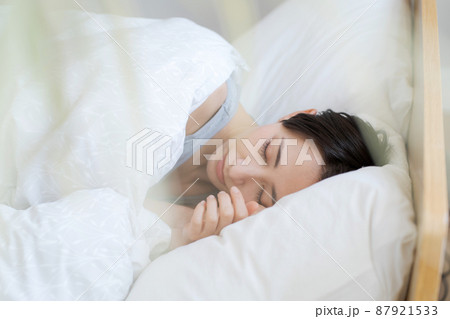 寝ている女性 30代 寝ている女性 30代 87921533