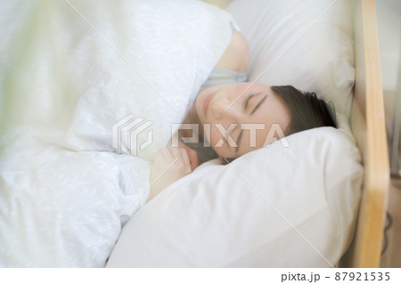 寝ている女性 30代 寝ている女性 30代 87921535