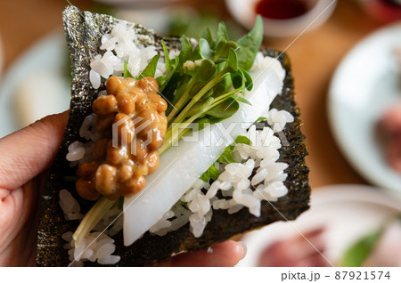 納豆とイカの手巻き寿司 納豆とイカの手巻き寿司 87921574