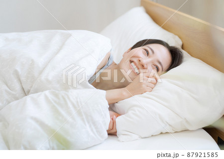 朝の目覚め　女性　30代 87921585