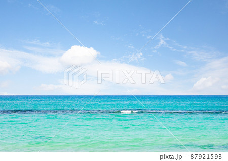 日本海の海と空の風景です。シンプルな青空と水平線の海です。穏やかな雰囲気をどうぞ。島根県 87921593