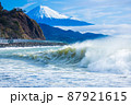 荒波の海岸と富士山 87921615