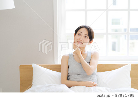 睡眠　美容　スキンケア　寝起き 87921799