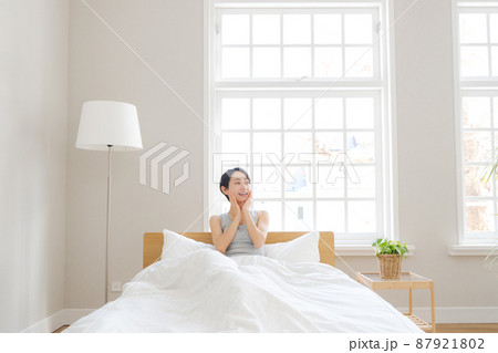 睡眠　美容　スキンケア　寝起き 87921802