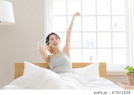 朝　モーニング　寝起き　30代女性 87921836