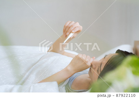 体温を測る女性 体温を測る女性 87922110