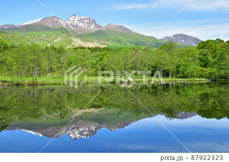 新緑のいもり池に映った妙高山のリフレクション 87922323