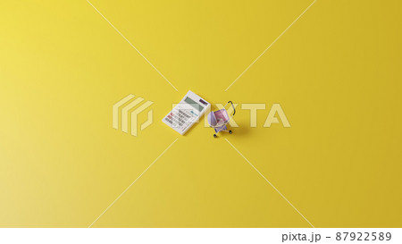 平面上に置かれたミニチュアのベビーカーと電卓の3Dレンダリングイラスト 平面上に置かれたミニチュアのベビーカーと電卓の3Dレンダリングイラスト 87922589