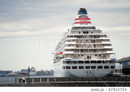 横浜港の大さん橋国際客船ターミナル（メリケン波止場）に停泊する豪華クルーズ客船　飛鳥2の外観 87922734