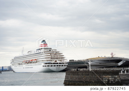 横浜港の大さん橋国際客船ターミナル（メリケン波止場）に停泊する豪華クルーズ客船　飛鳥2の外観 87922745